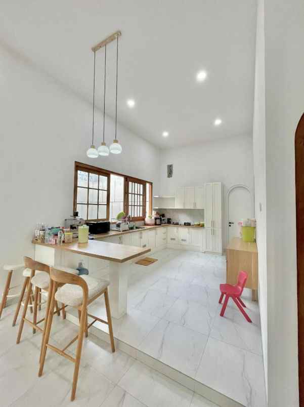 dijual rumah mewah di komplek graha mas kota surabaya