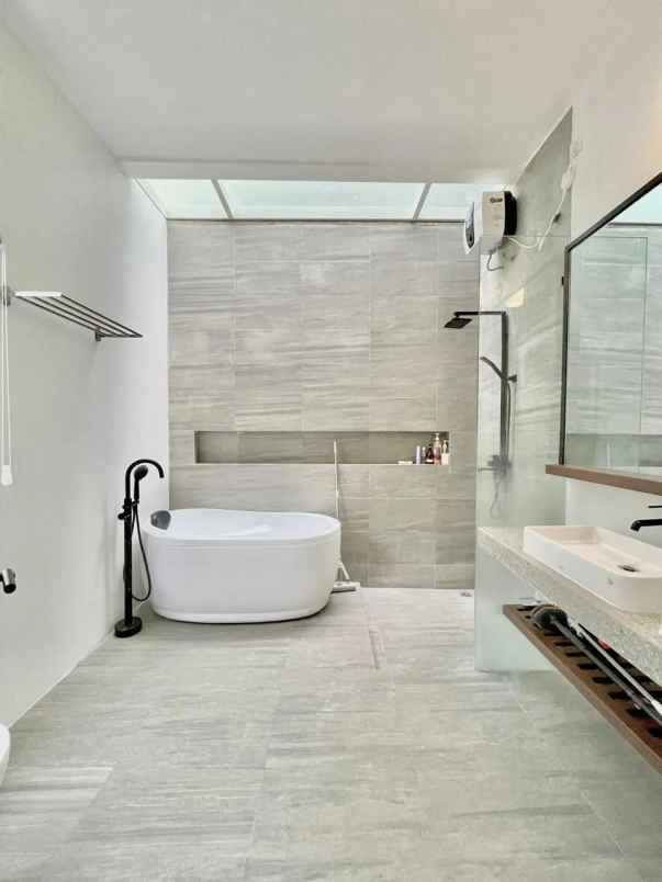 dijual rumah mewah di komplek graha mas kota surabaya