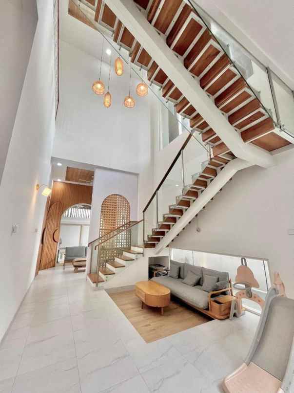 dijual rumah mewah di komplek graha mas kota surabaya