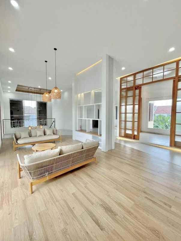 dijual rumah mewah di komplek graha mas kota surabaya