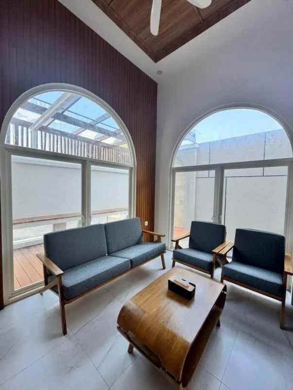 dijual rumah mewah di komplek graha mas kota surabaya