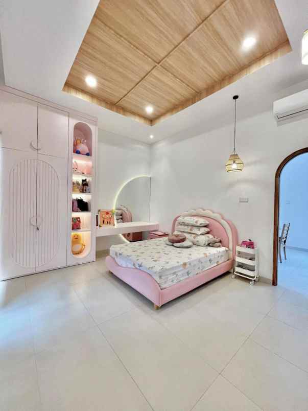 dijual rumah mewah di komplek graha mas kota surabaya