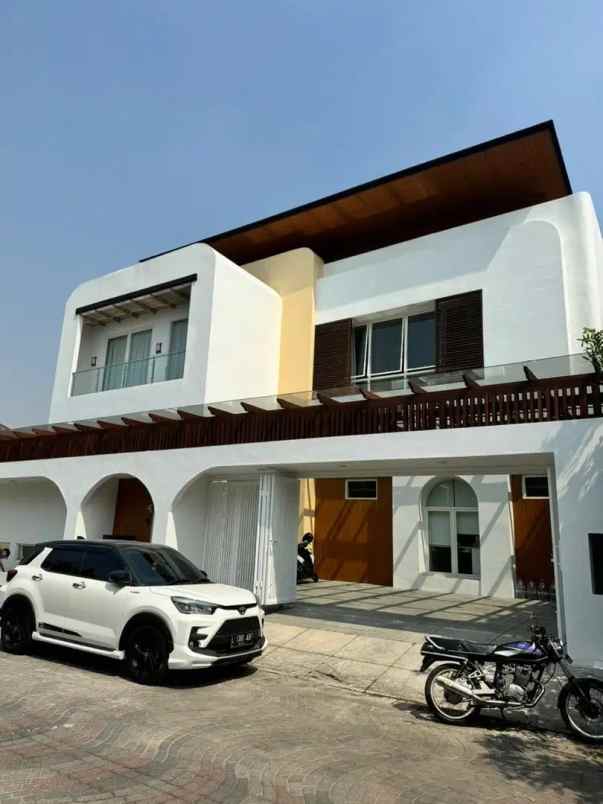 dijual rumah mewah di komplek graha mas kota surabaya