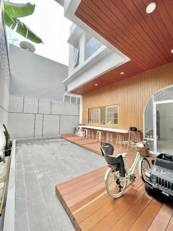 dijual rumah mewah di komplek graha mas kota surabaya