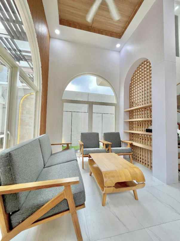 dijual rumah mewah di komplek graha mas kota surabaya