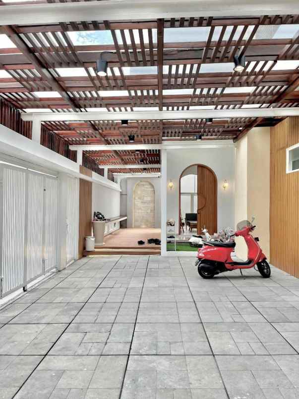 dijual rumah mewah di komplek graha mas kota surabaya