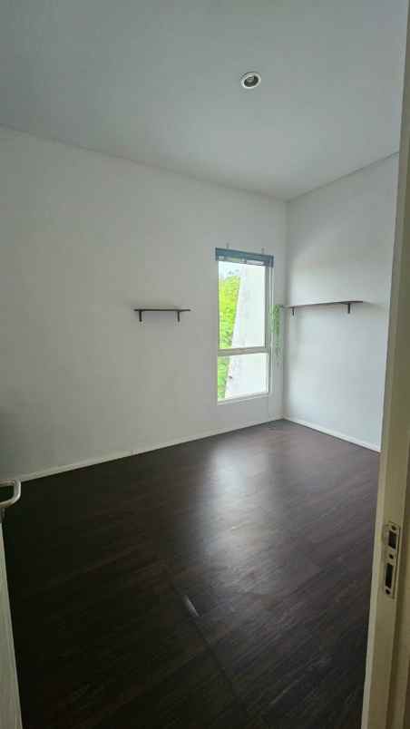 dijual rumah nirwana eksekutif