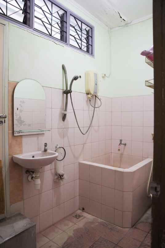 dijual rumah nirwana executive