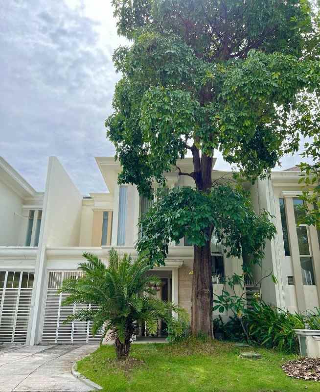 dijual rumah pakuwon city