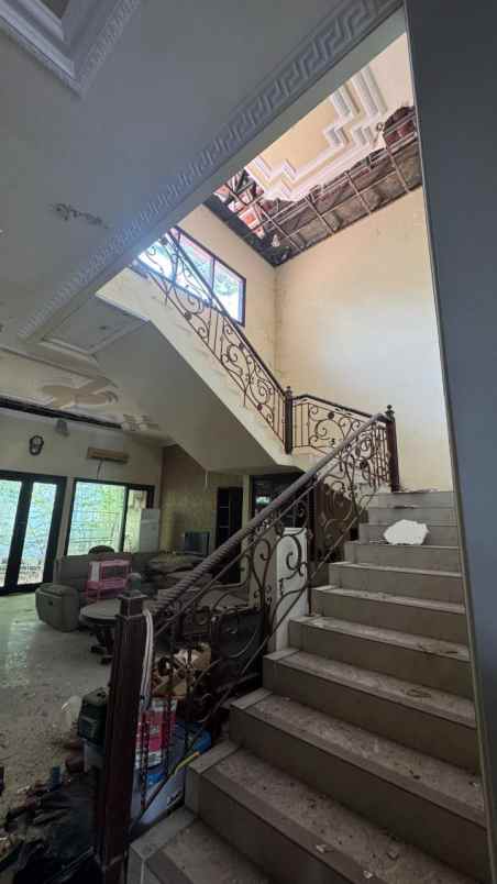 dijual rumah pakuwon city