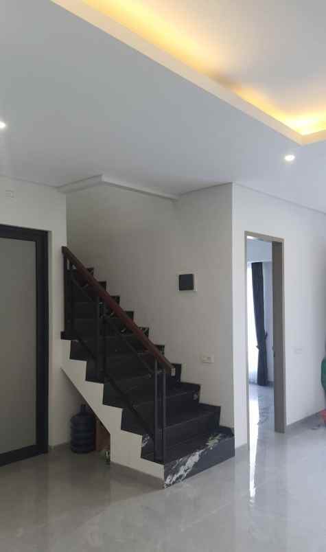 dijual rumah pakuwon city san antonio