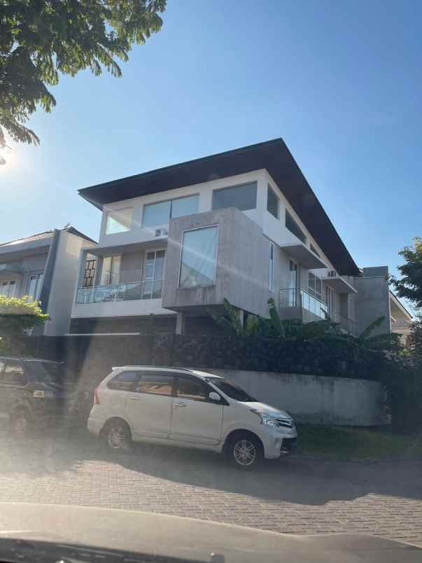 dijual rumah pakuwon city san diego