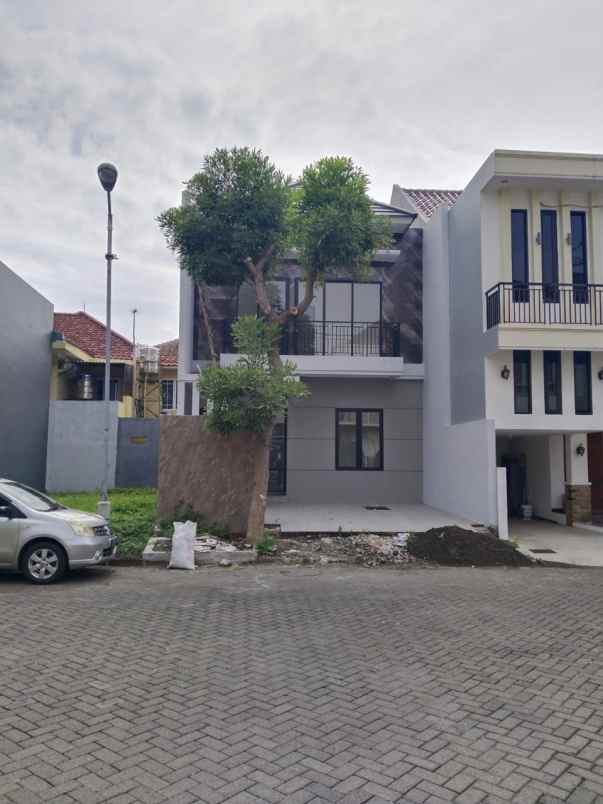 dijual rumah pakuwon city taman mutiara