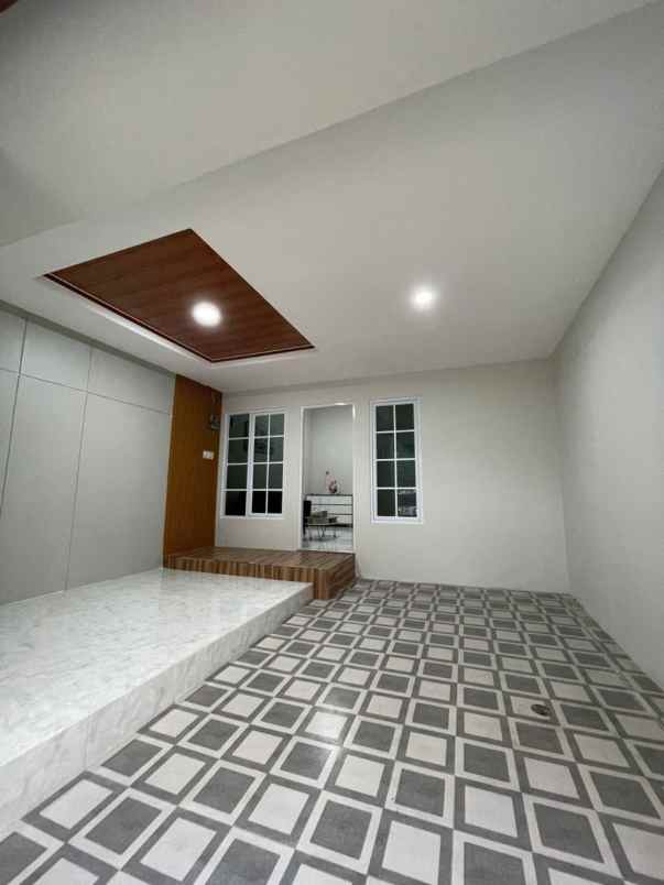 dijual rumah perum mutiara gading