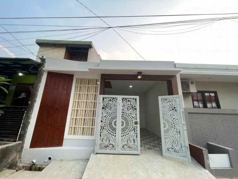 dijual rumah perum mutiara gading