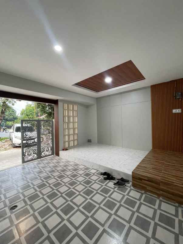 dijual rumah perum mutiara gading