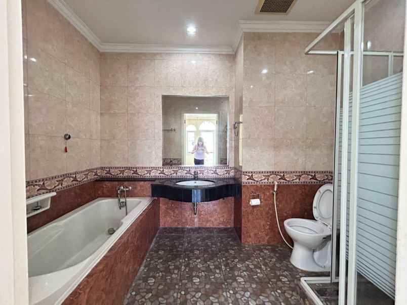 dijual rumah raffless hills cibubur