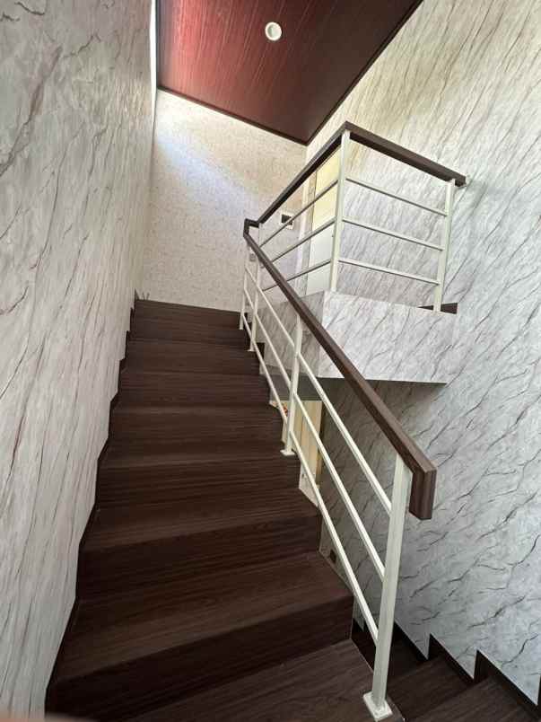 dijual rumah sambiroto