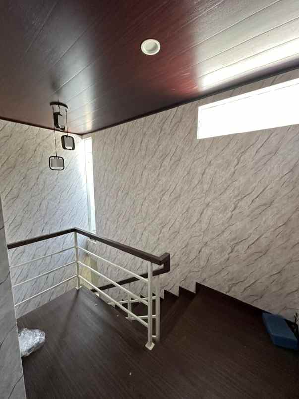 dijual rumah sambiroto