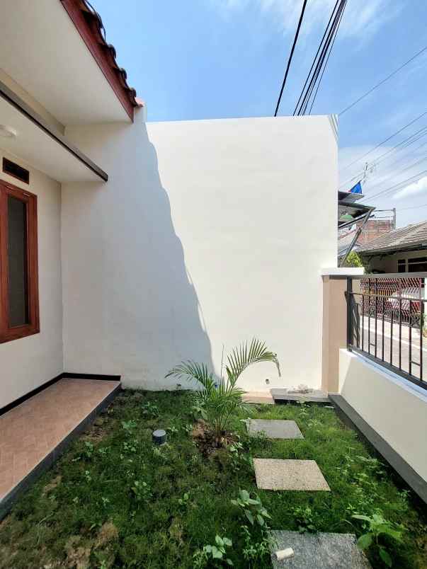 dijual rumah sawojajar