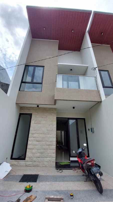 dijual rumah semampir