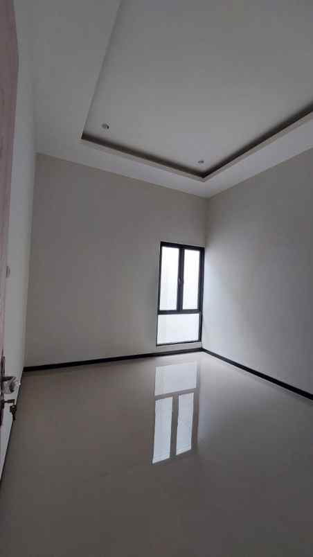 dijual rumah semampir