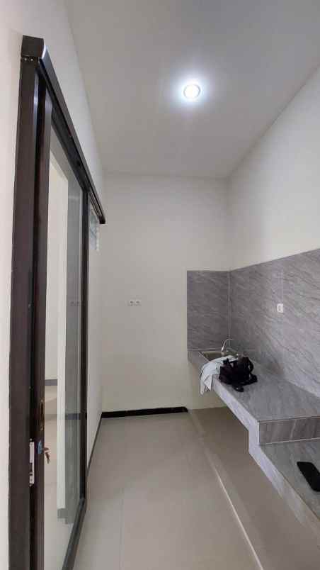 dijual rumah semampir