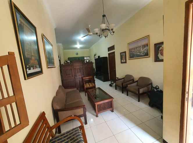 dijual rumah semolowaru selatan