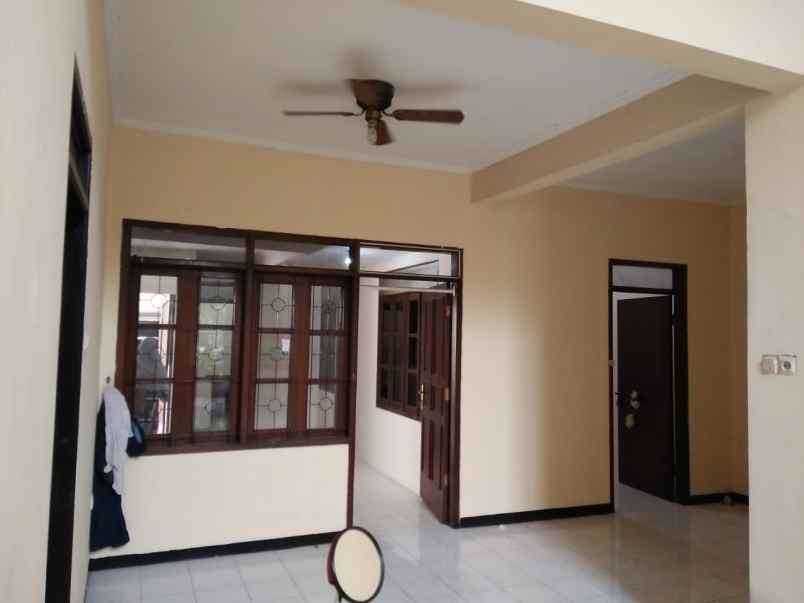 dijual rumah simpang darmo permai selatan