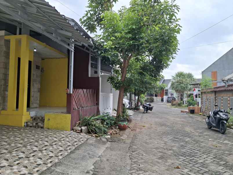 dijual rumah slawu