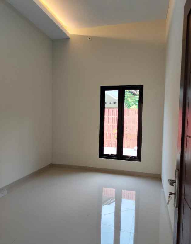 dijual rumah stadion