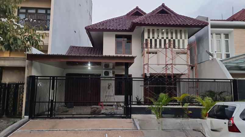 dijual rumah sutorejo