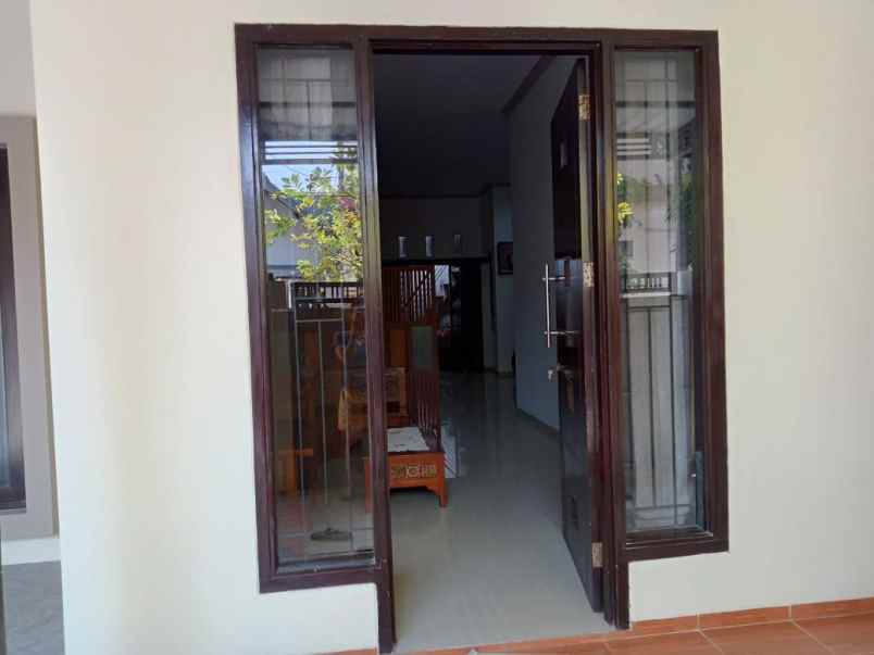 dijual rumah sutorejo timur