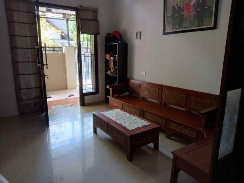 dijual rumah sutorejo timur