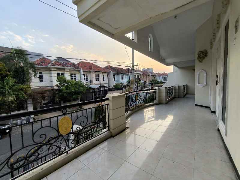 dijual rumah sutorejo timur