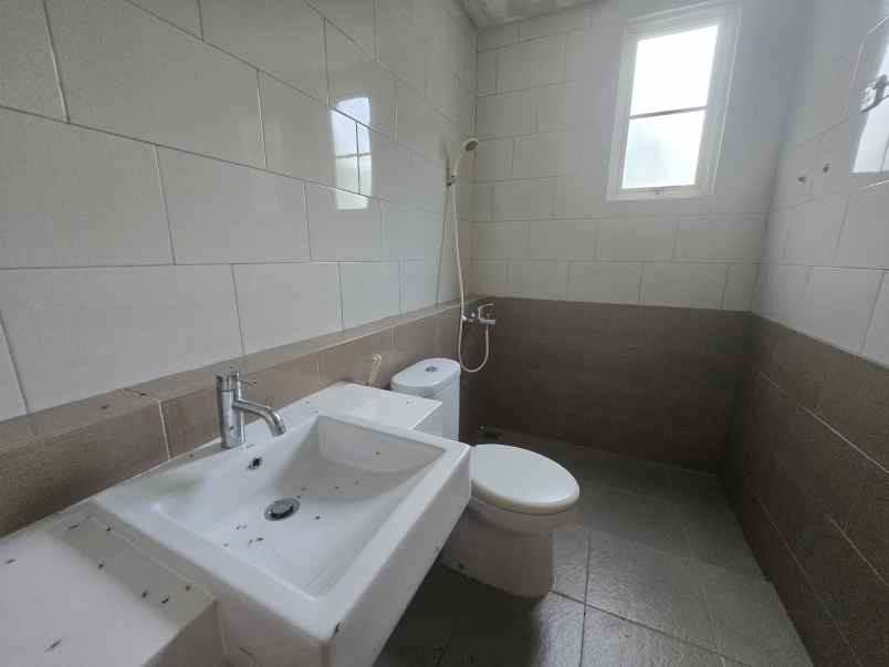 dijual rumah suvarna sutera cluster