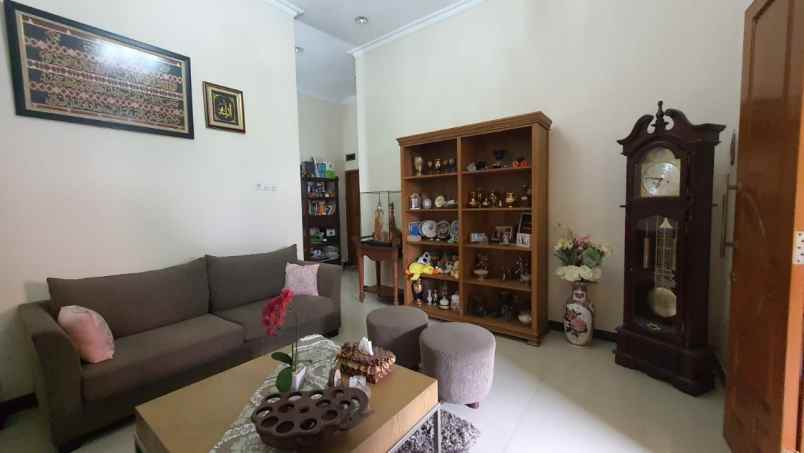 dijual rumah tenggilis mejoyo