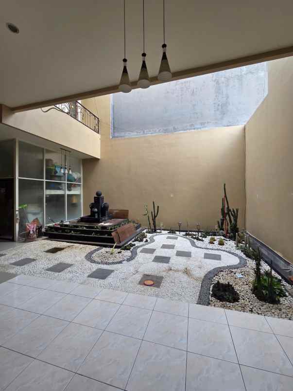 dijual rumah villa royal surabaya