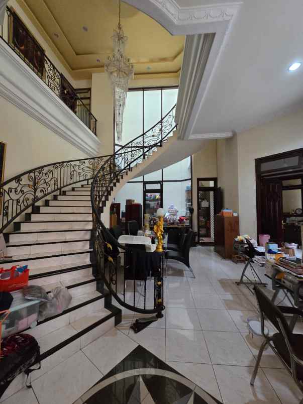 dijual rumah villa royal surabaya