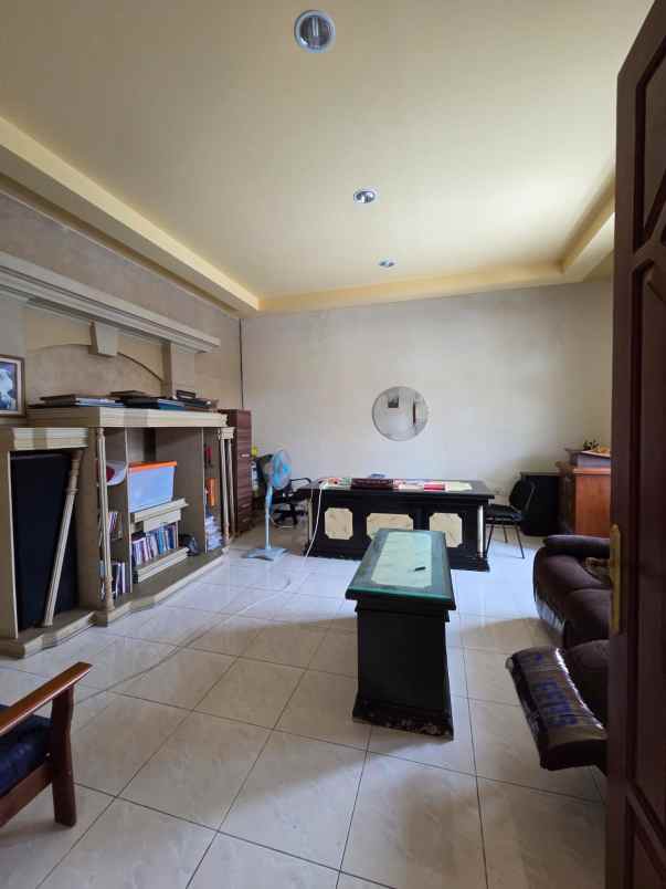 dijual rumah villa royal surabaya
