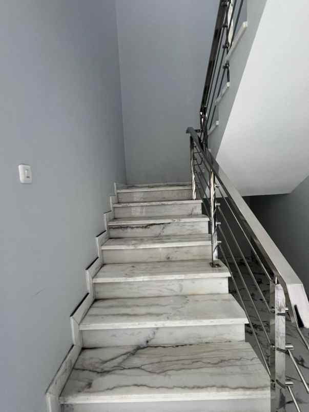 dijual villa jalan taman dayu