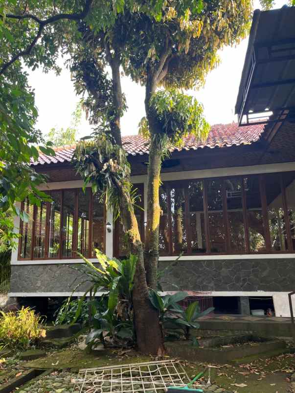 dijual villa jl bougenville