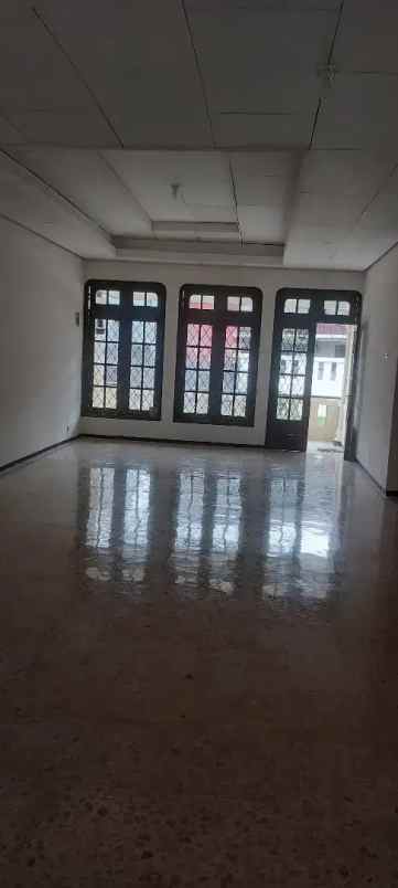 disewakan rumah besar tanah luas di pejaten timur