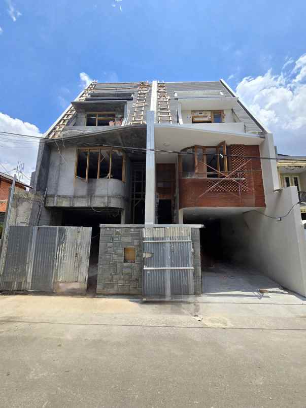 hunian dengan desain mewah di cipinang