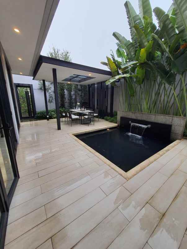 hunian mewah yang dilengkapi private lift di sawangan