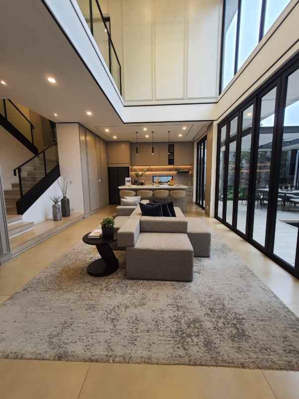 hunian mewah yang dilengkapi private lift di sawangan