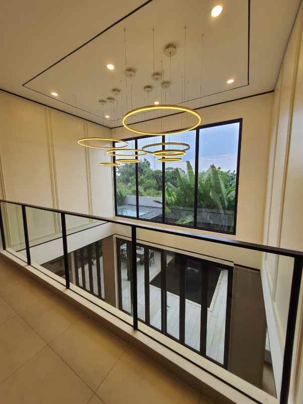hunian mewah yang dilengkapi private lift di sawangan