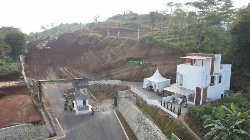 hunian nyaman di padalarang berhadapan dengan taman