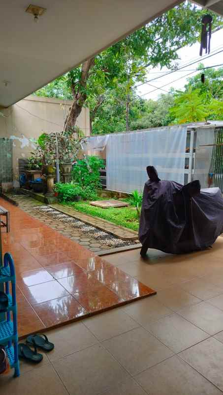 rumah 1 lantai terawat raya kutisari indah