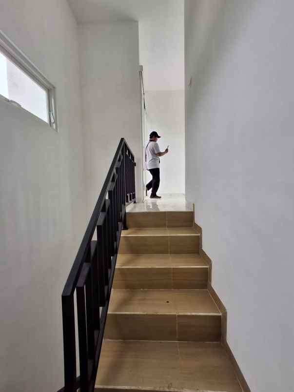 rumah 2 lantai 400 jutaan lokasi samping tol malang